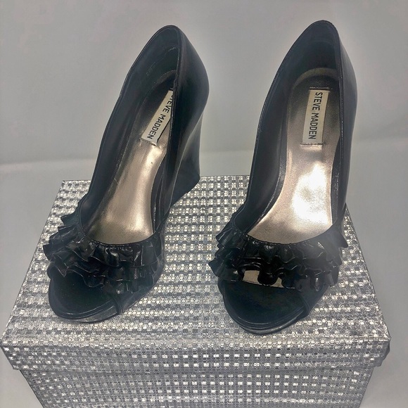 Steve Madden Peep Toe Ruffle Wedge - Picture 5 of 5